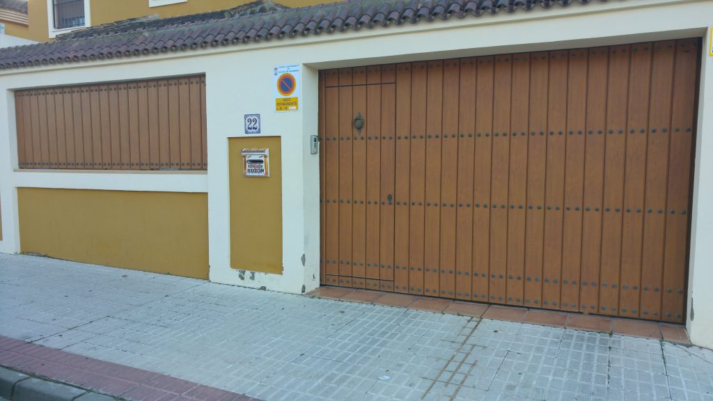 Puertas de garaje en Sevilla - Puertas Automáticas Mena