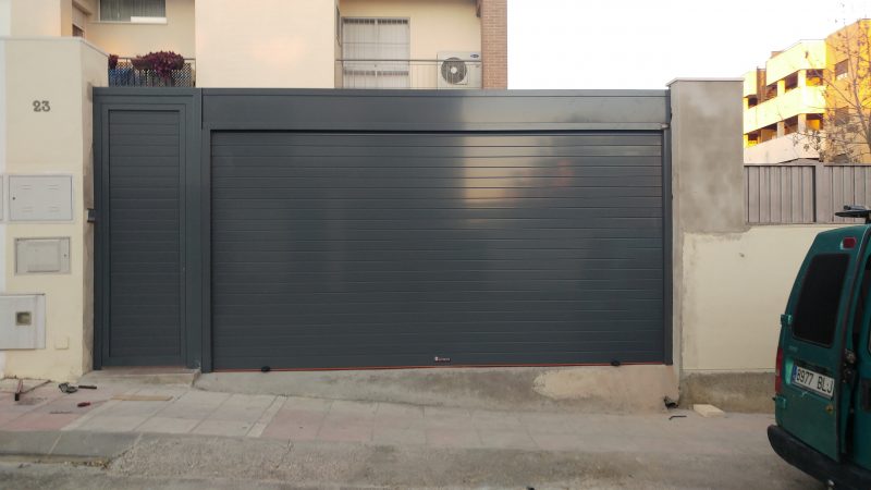 Puertas de garaje en Sevilla - Puertas Automáticas Mena